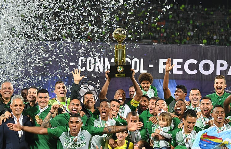Atlético Nacional con el trofeo de la Recopa Sudamericana en el 2017.