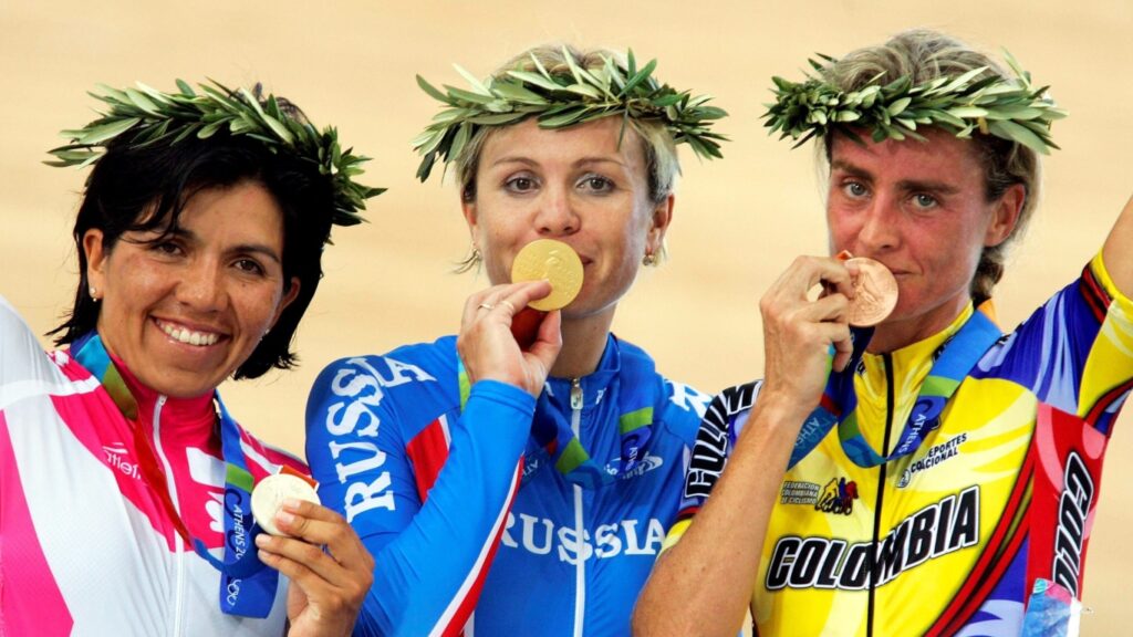 María Luisa Calle (derecha) con la medalla de bronce en Atenas 2004. Tomado de redes sociales. Mujeres colombianas medallistas olímpicas.