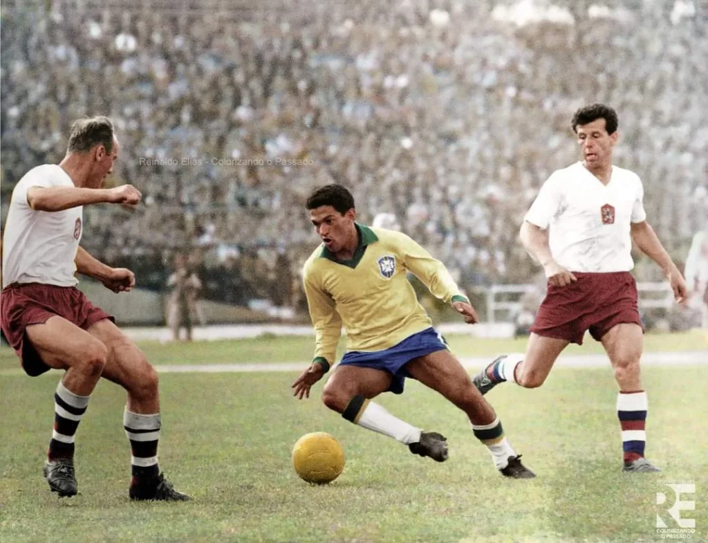 Los jugadores de Checoslovaquia enfrentando a Garrincha en la final de Chile 1962. Tomado de reddit. República Checa, cuna del balón de oro 2003.