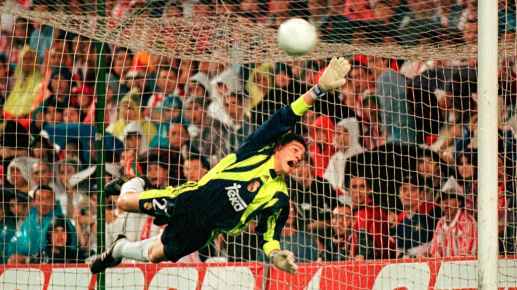 Debut de Iker Casillas en 1999. Foto: Real Madrid. - Arqueros jóvenes en debutar.