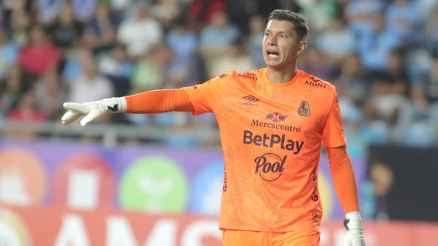 Neto Volpi es uno de los arqueros de los play-offs.