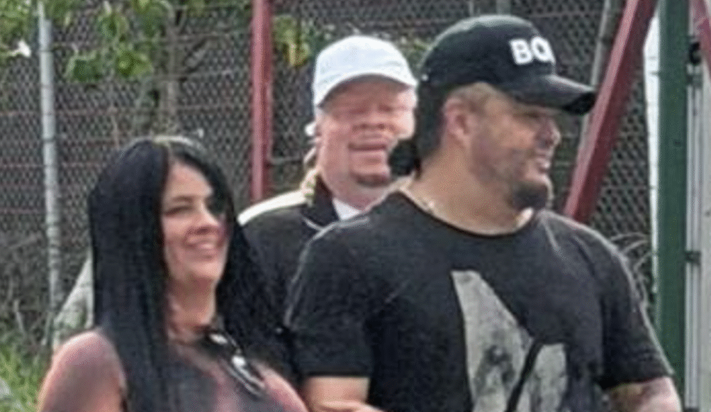 "Aprovecharon la ausencia del director de la cárcel para permitir el ingreso, no solamente el cantante quien desde hora de la mañana estaba ofreciendoles el concierto a los peores criminales que tenemos en Medellín, porque en ese patio están todos los que supuestamente están en las mesas de los diálogos sociojurídicos, sino que además se permitió el ingreso de licor”, indicó.