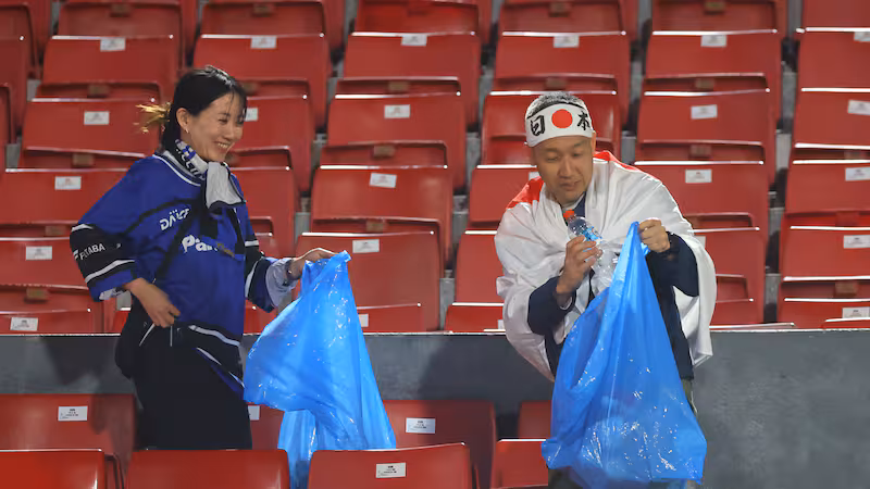 Aficionados de Japón, primera selección clasificada al Mundial, limpiando las tribunas durante el Mundial Sub-20 de Chile. Tomado de Photosport.