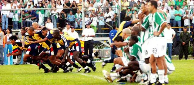 Momento en el que Junior celebró el título en la final del FPC 2004.