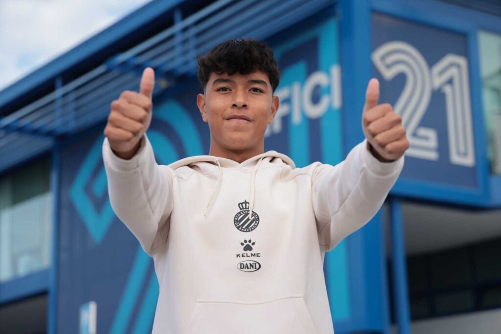 El colombo-español Miguel Londoño fue renovado por el Espanyol hasta el 2029. Foto: RCD Espanyol de Barcelona.
