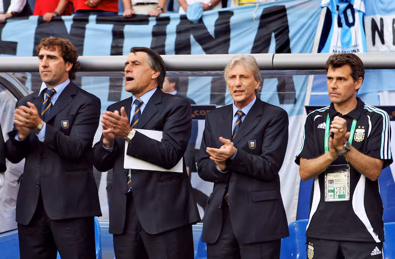 Néstor Lorenzo (izquierda) integró el cuerpo técnico de Argentina en el Mundial de Alemania 2006. Foto: La Nación.