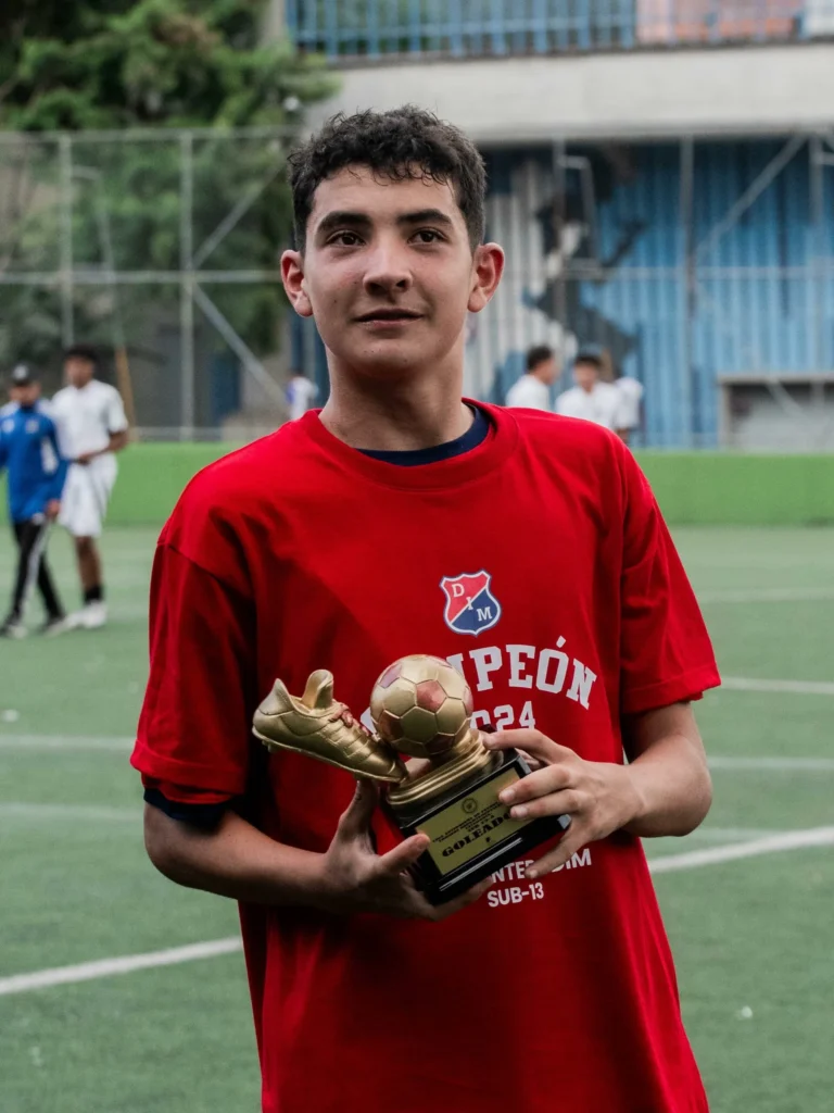 Miguel Pino con el trofeo de goleador de la categoría Sub-13 de la Liga Antioqueña de Fútbol. Foto: Cantera DIM.